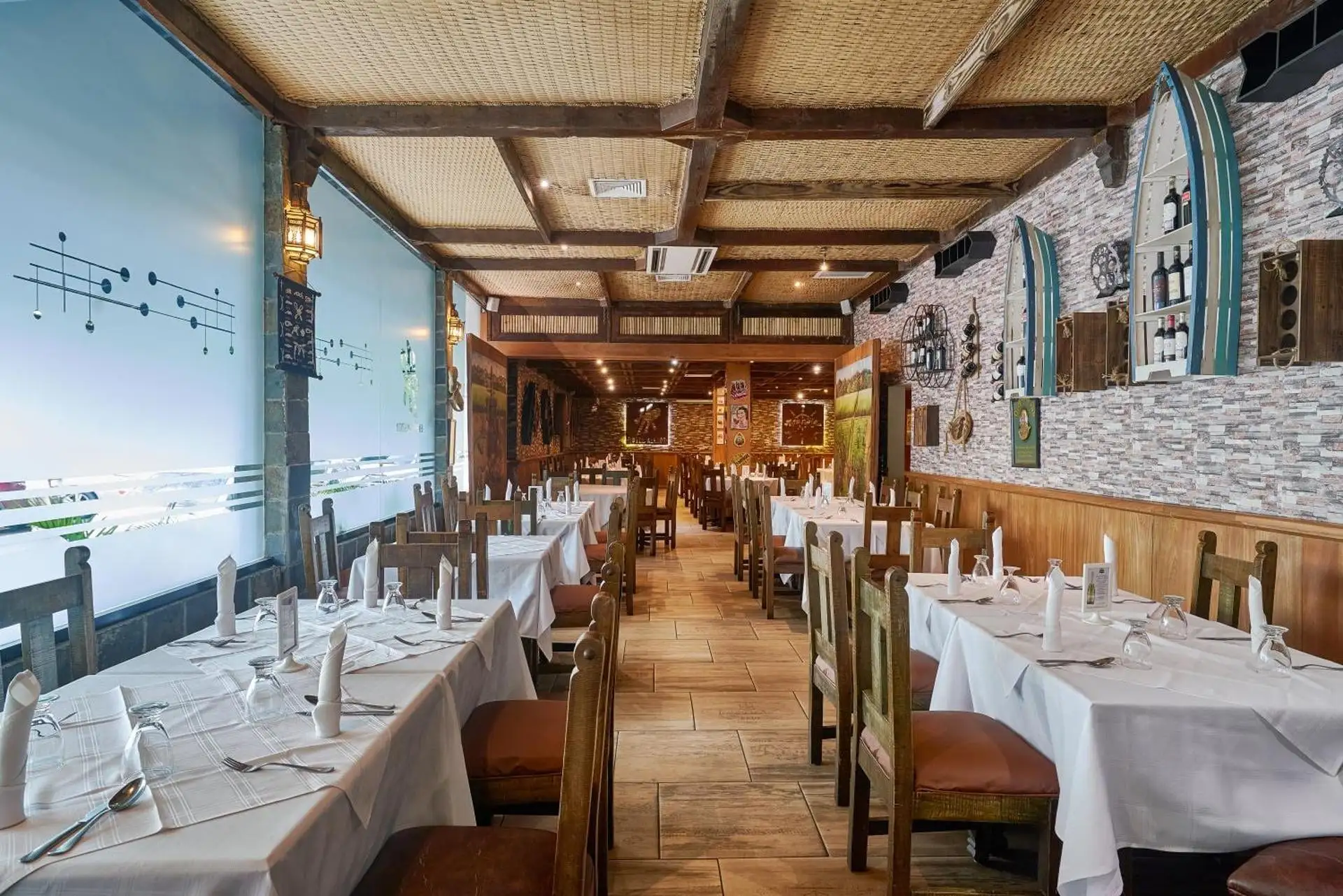 Bar y cafetería con techos de madera y mobiliario informal