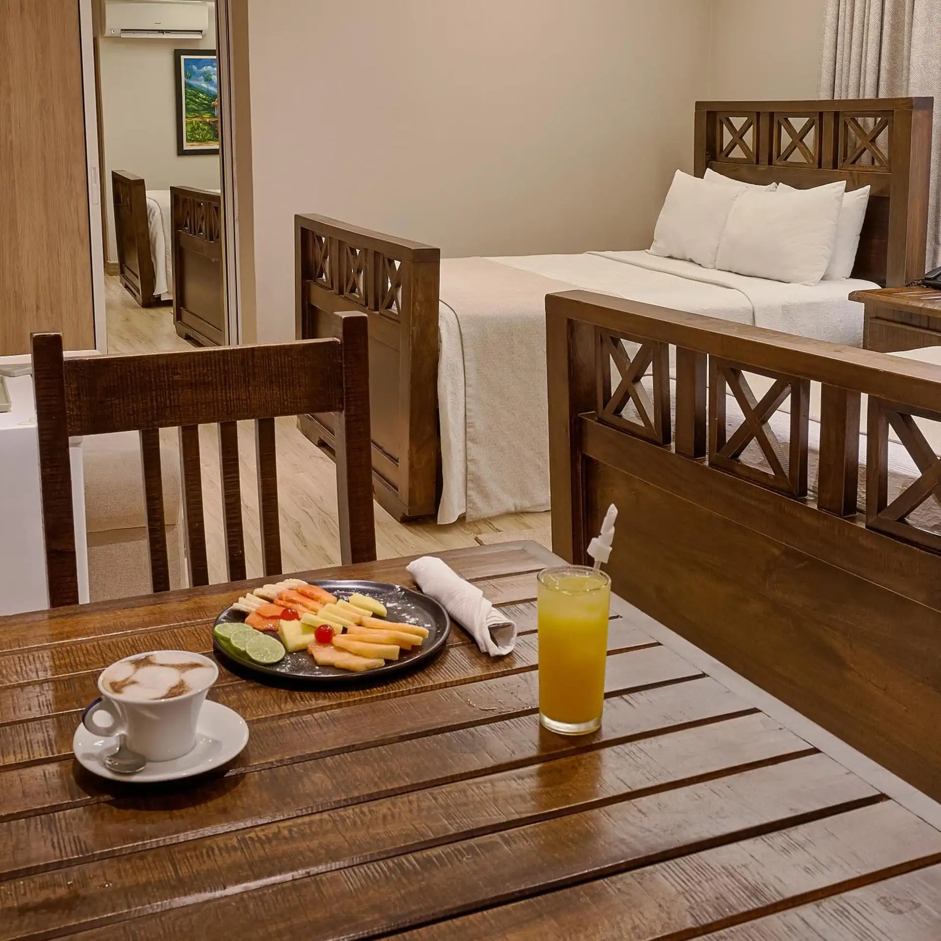 Desayuno servido en la habitación con café y fruta tropical