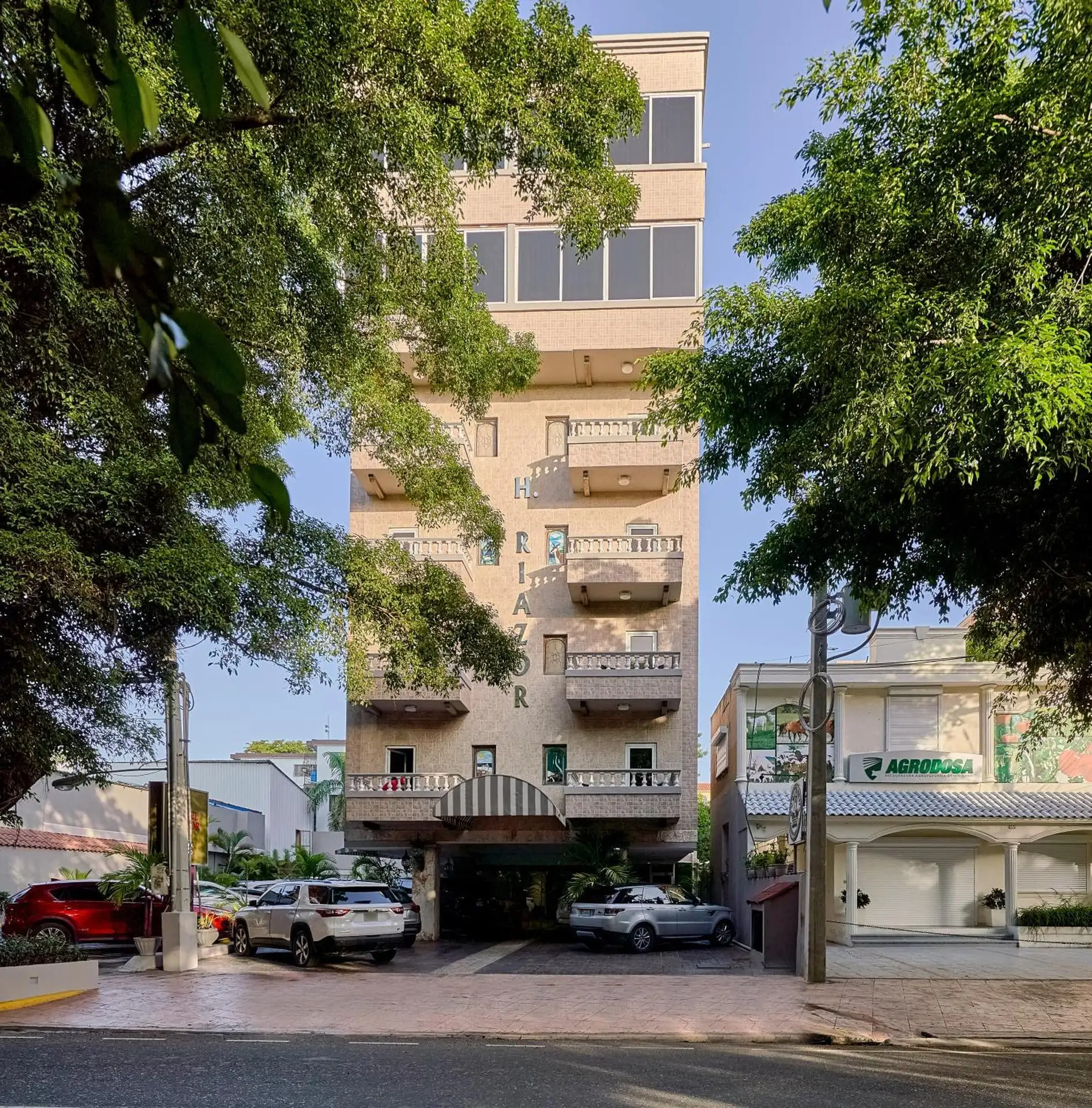Fachada del Hotel Riazor en la Avenida Independencia, Gazcue, Santo Domingo