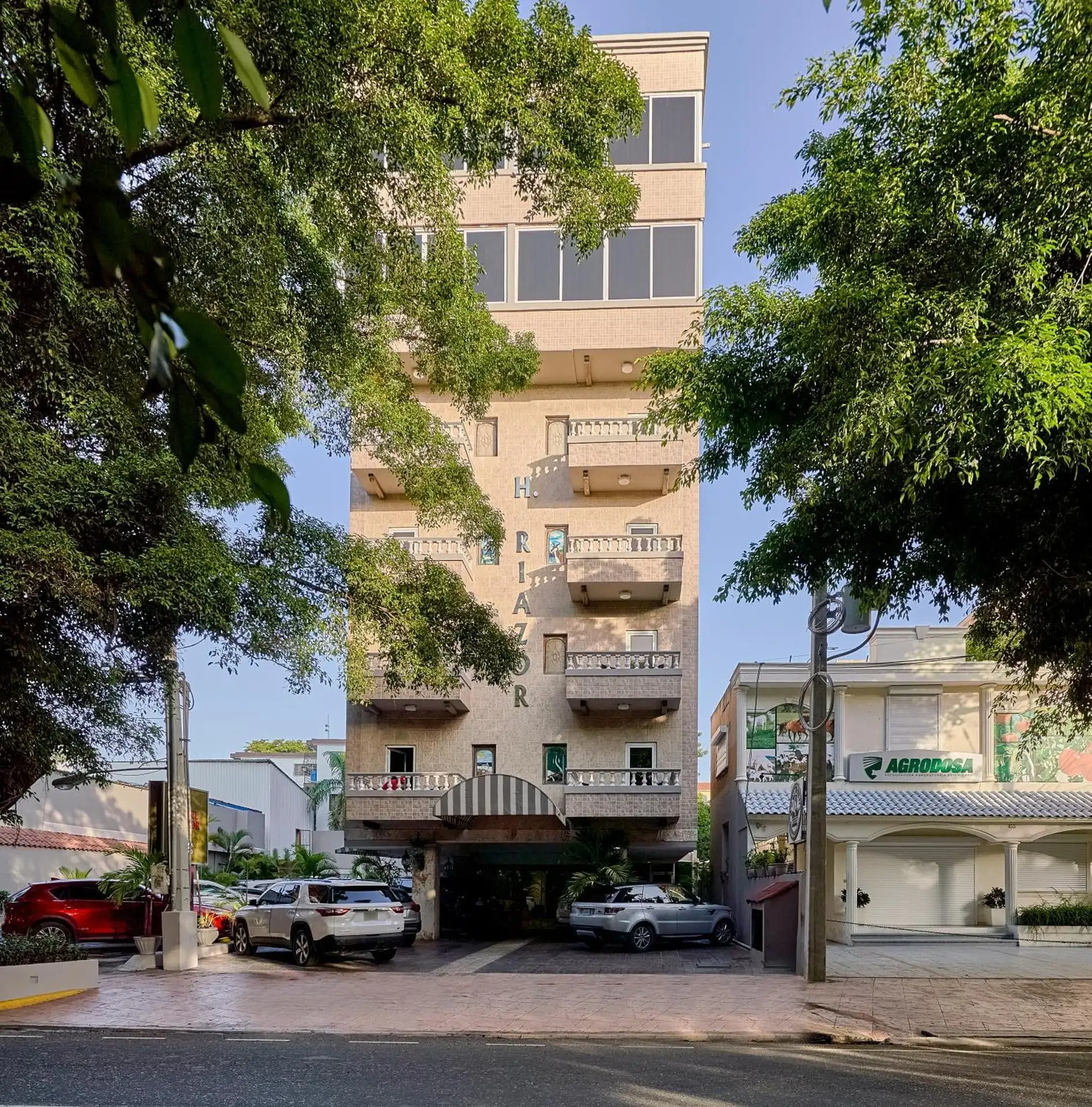Fachada del Hotel Riazor en la Avenida Independencia