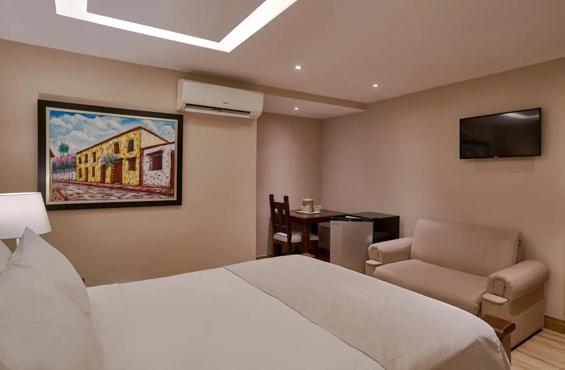Habitación Doble con escritorio, mini-bar y arte dominicano