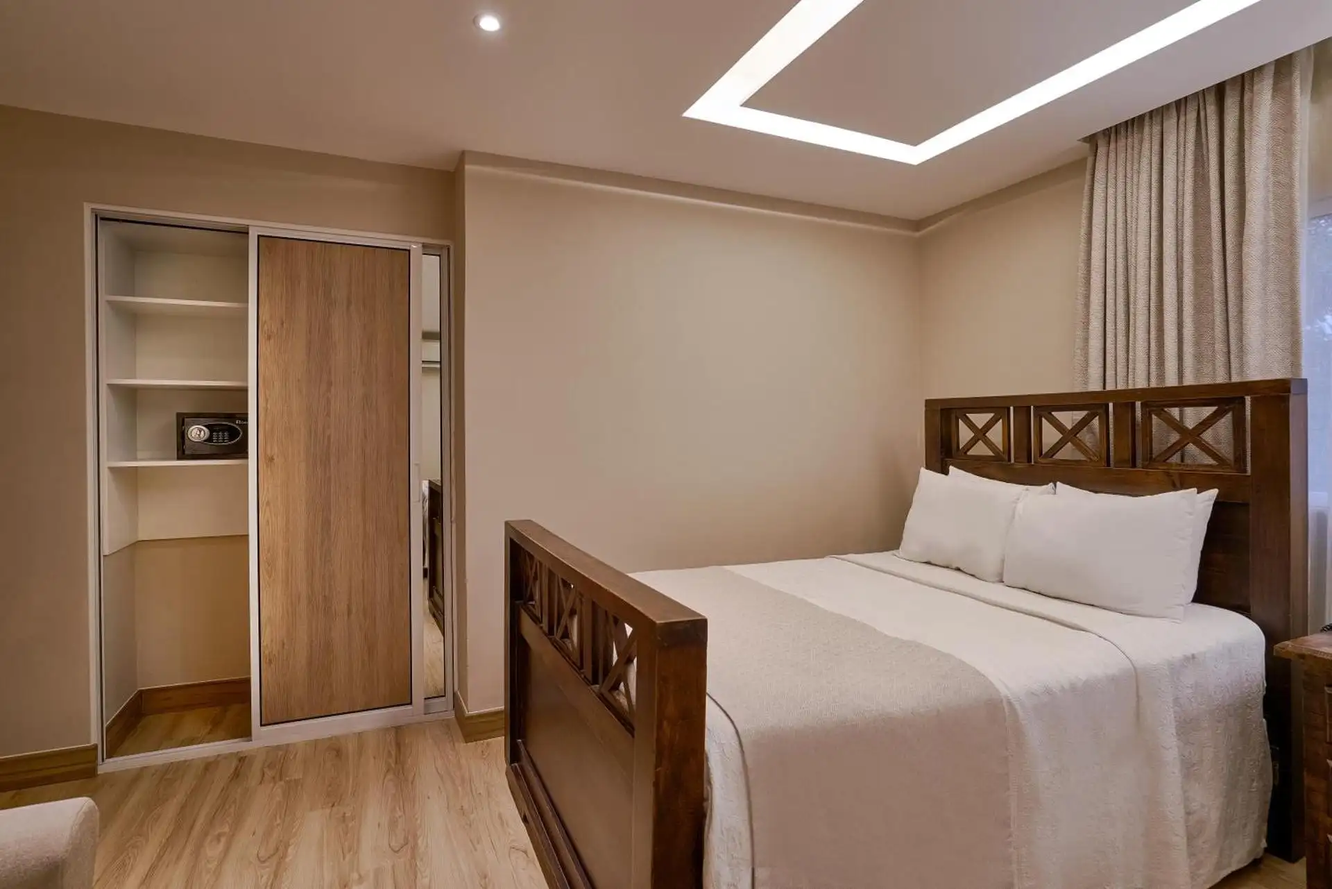 Detalle de habitación con armario empotrado y caja fuerte