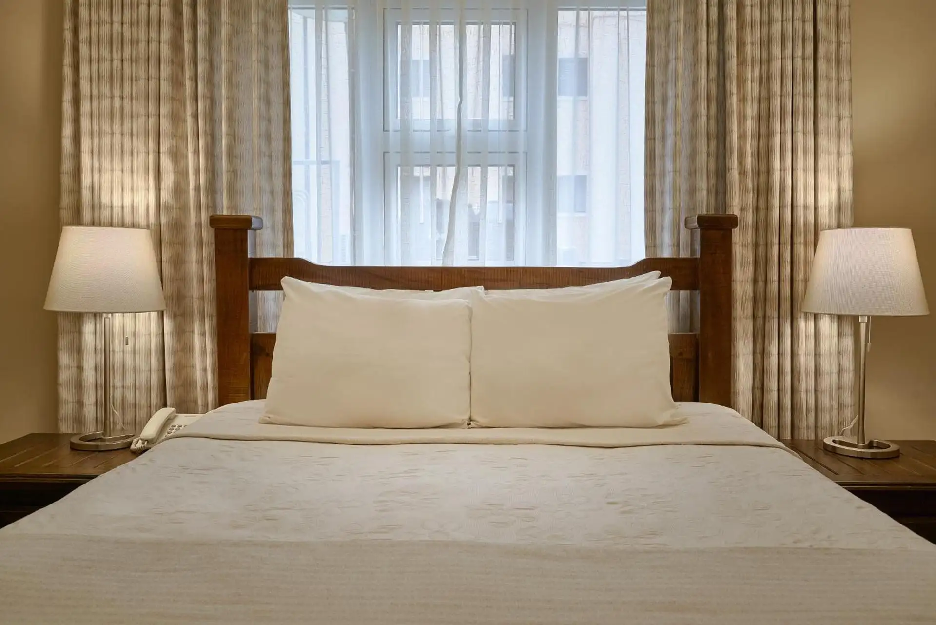 Habitación con ventanal y arte dominicano