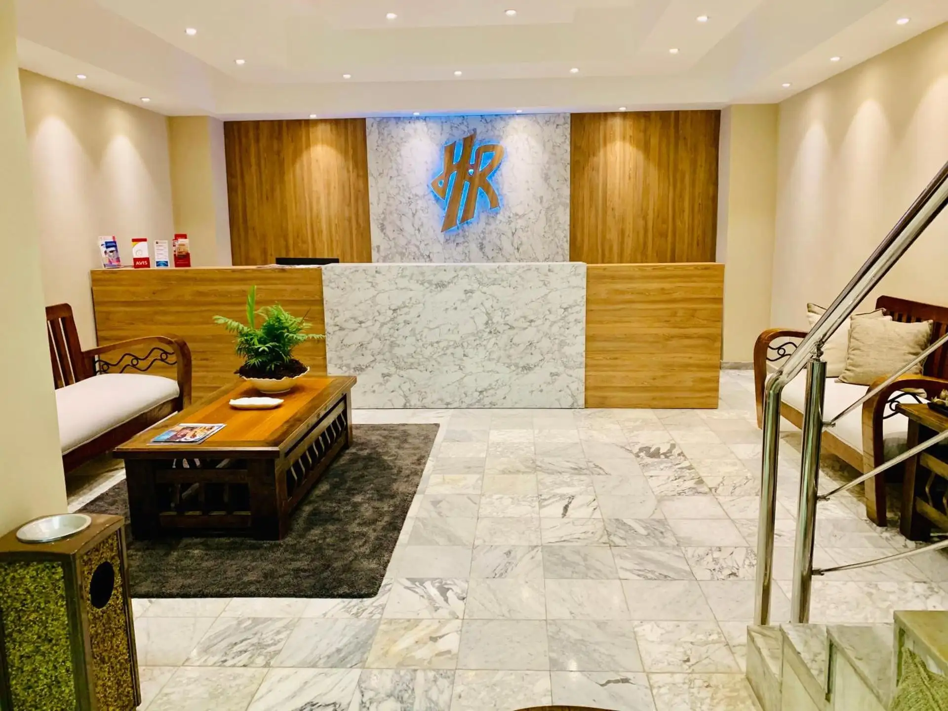 Lobby con suelos de mármol y logo HR retroiluminado