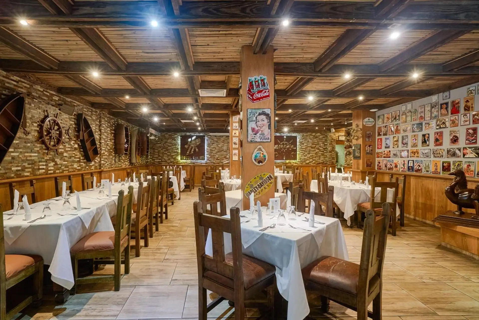 Comedor del restaurante con decoración dominicana