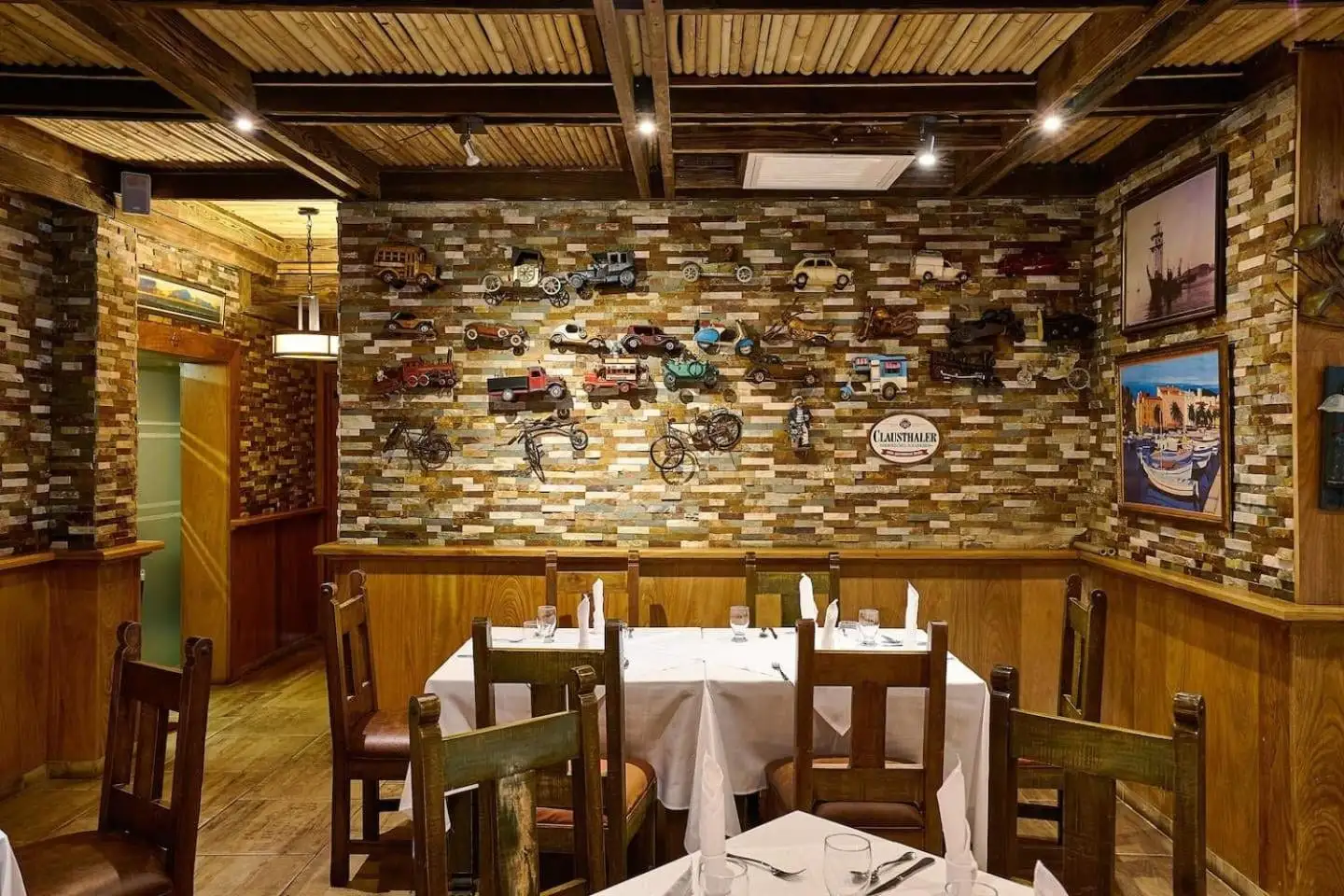 Detalle del comedor con decoración náutica y mesa puesta