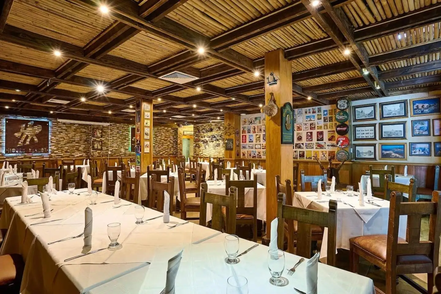 Restaurante anexo del Hotel Riazor con manteles blancos y vigas de madera
